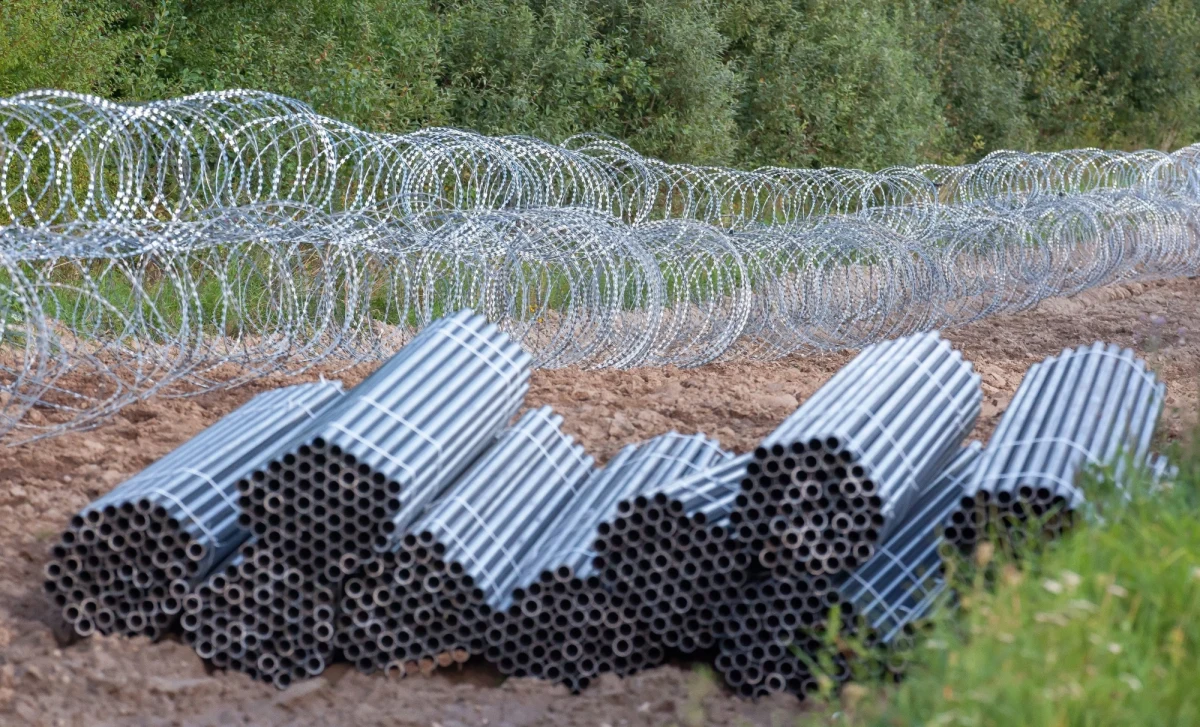 Pozostało do wykonania ponad 1,5 km ogrodzenia, aby odgrodzić nim cudzoziemców koczujących po białoruskiej stronie granicy na wysokości polskiego Usnarza Górnego na Podlasiu. W regionie od kilkunastu dni koczuje grupa imigrantów.