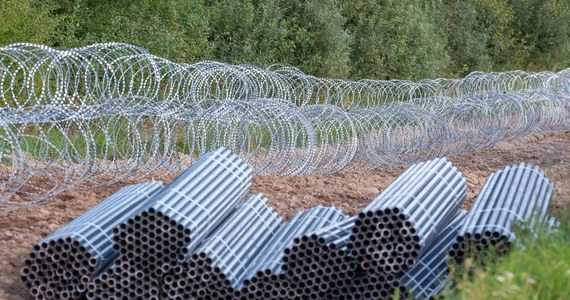 Pozostało do wykonania ponad 1,5 km ogrodzenia, aby odgrodzić nim cudzoziemców koczujących po białoruskiej stronie granicy na wysokości polskiego Usnarza Górnego na Podlasiu. W regionie od kilkunastu dni koczuje grupa imigrantów.