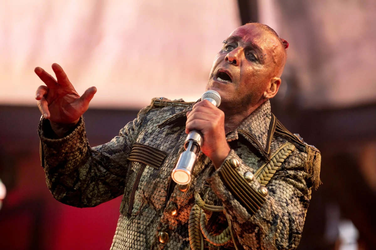 Frontmen niemieckiej grupy rockowej Rammstein nie wystąpi na festiwalu w rosyjskim Twerze. Koncert został odwołany po tym, jak Tilla Lindemanna odwiedziła policja. Przestrzegła go przed złamaniem obowiązujących w Rosji obostrzeń koronawirusowych. Zdaniem komentatorów, chodzi jednak o politykę.   