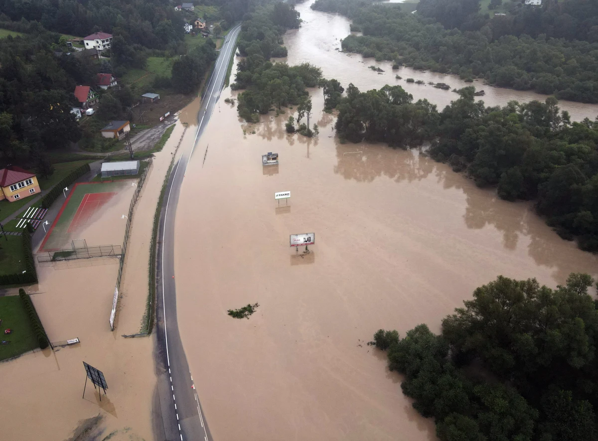 Pogodowe alerty dla północnej, centralnej i południowej Polski. Najwyższy stopień ostrzeżenia przed intensywnym deszczem Instytut Meteorologii i Gospodarki Wodnej wydał dla południowych powiatów Małopolski i Śląska. Ten pas rozciąga się od Cieszyna po Nowy Targ. Według prognoz spaść tam może nawet 70 litrów wody na metr kwadratowy, co powoduje wezbrania potoków i rzek. W sumie przez całą ostatnią dobę strażacy wzywani byli prawie 700 razy.
