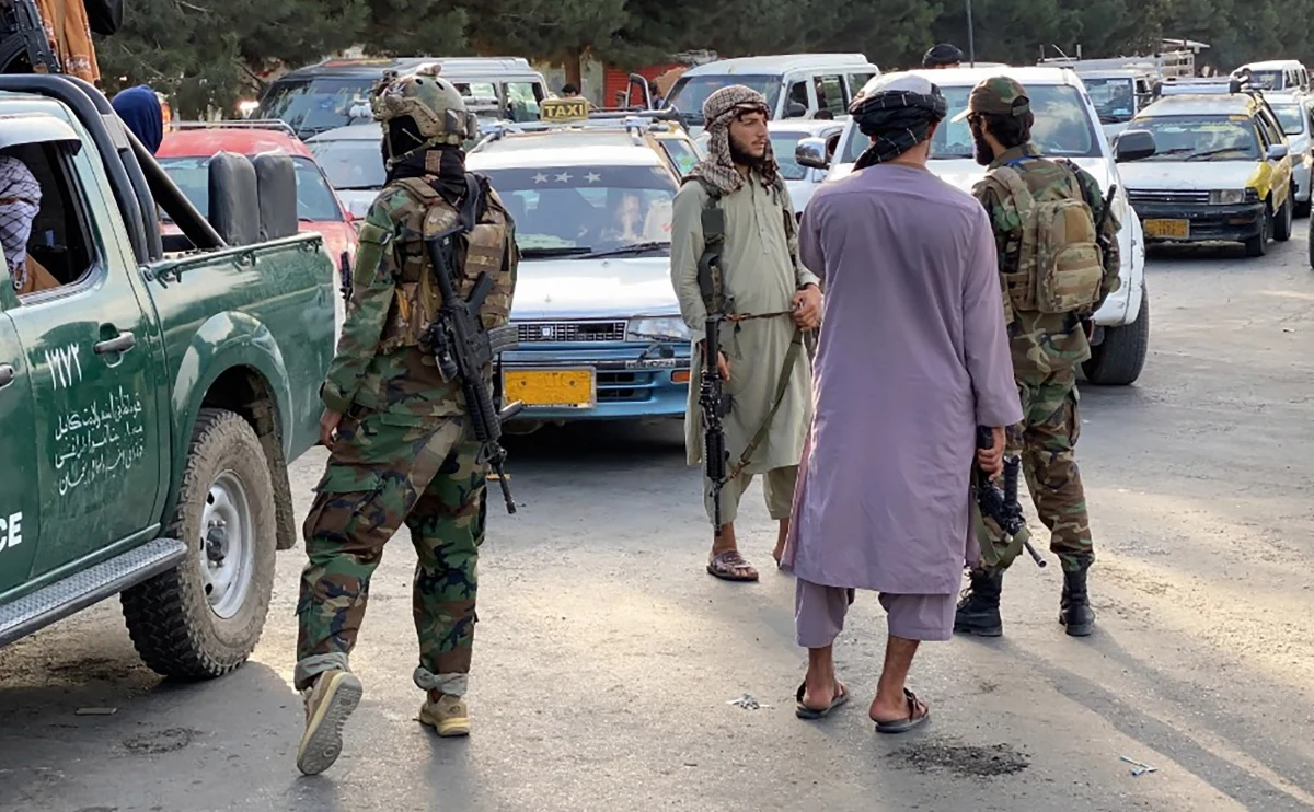 Ambasada Stanów Zjednoczonych w Kabulu zawiesza swoją działalność - poinformowało we wtorek amerykańskie przedstawicielstwo dyplomatyczne w stolicy Afganistanu w oświadczeniu zamieszczonym na stronie internetowej. Rzecznik talibów powiedział z kolei, że jego rząd chce utrzymać dobre relacje z USA. 