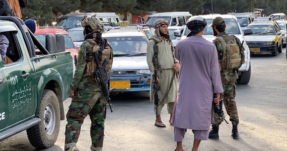 Ambasada Stanów Zjednoczonych w Kabulu zawiesza swoją działalność - poinformowało we wtorek amerykańskie przedstawicielstwo dyplomatyczne w stolicy Afganistanu w oświadczeniu zamieszczonym na stronie internetowej. Rzecznik talibów powiedział z kolei, że jego rząd chce utrzymać dobre relacje z USA. 