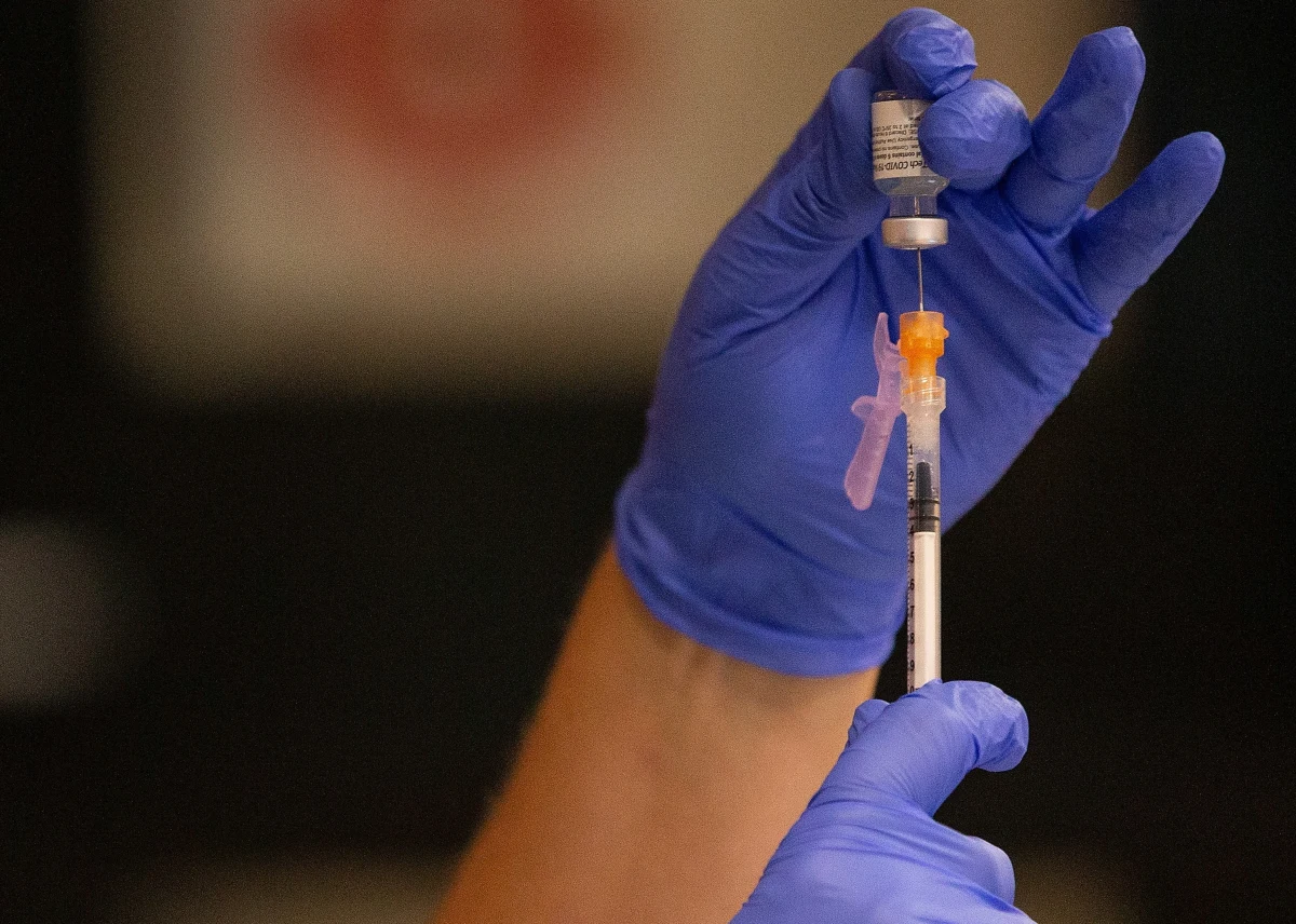 ​Rumuński rząd stara się zachęcić do szczepień przeciw Covid-19. Kraj ten ma jedną z najniższych wyszczepialności w Unii Europejskiej. Władza zdecydowała, że osoby zaszczepione otrzymają bon na jedzenie. Zorganizowana zostanie także loteria szczepionkowa.