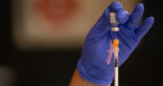 ​Rumuński rząd stara się zachęcić do szczepień przeciw Covid-19. Kraj ten ma jedną z najniższych wyszczepialności w Unii Europejskiej. Władza zdecydowała, że osoby zaszczepione otrzymają bon na jedzenie. Zorganizowana zostanie także loteria szczepionkowa.