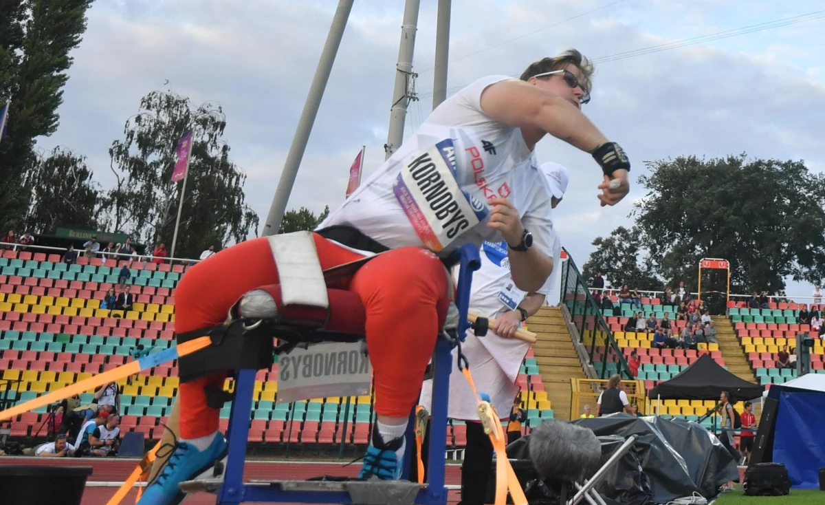 Lucyna Kornobys została w Tokio wicemistrzynią paraolimpijską w pchnięciu kulą (F34). Polka uzyskała 8,60 m i powtórzyła sukces z 2016 roku z Rio de Janeiro. Renata Kałuża natomiast zajęła trzecie miejsce w jeździe indywidualnej na czas na handbike'u (H3).