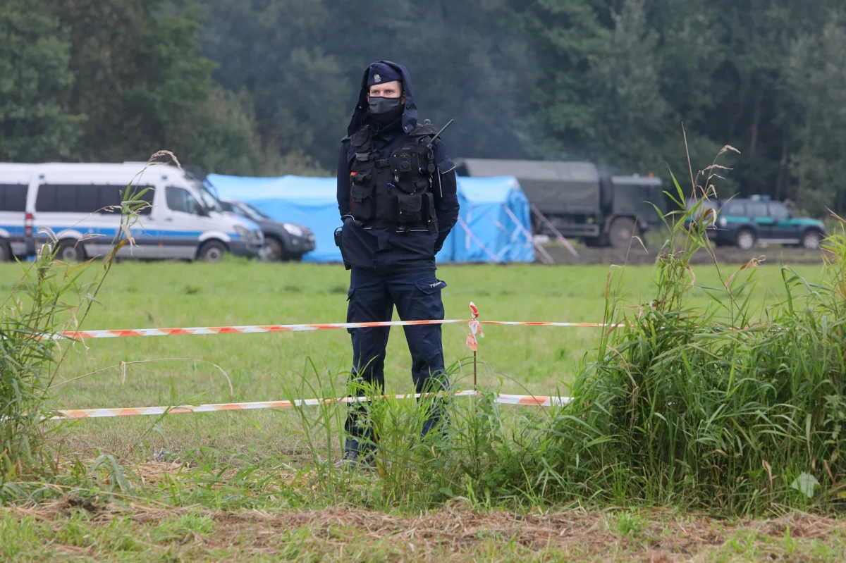 Jest wniosek do prezydenta o wprowadzenie stanu wyjątkowego w powiatach graniczących z Białorusią - ogłosił w Warszawie premier Mateusz Morawiecki. To w związku z kryzysem migracyjnym. W pobliżu Usnarza Górnego, po białoruskiej stronie, od około trzech tygodni koczuje grupa migrantów.