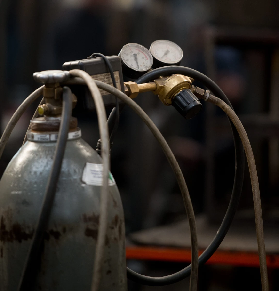 ​35 osób zostało ewakuowanych po tym, jak w jednej z firm w Częstochowie zapalił się acetylen wydobywający się z butli. Butla została już ugaszona i będzie schładzana. Ze względu na zagrożenie zakład i pobliskie budynki musiało opuścić 35 osób. 