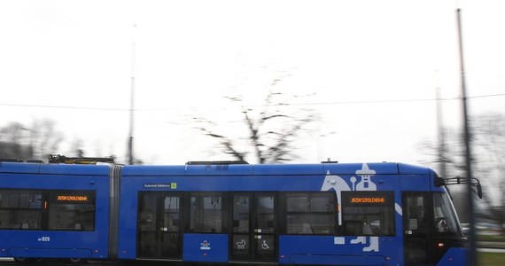 Problem, który od dłuższego czasu towarzyszy użytkownikom krakowskiej komunikacji miejskiej ma zostać w końcu rozwiązany. Na ul. Długiej szykują się zmiany, dzięki którym zatrzymań ruchu tramwajowego ma być mniej.