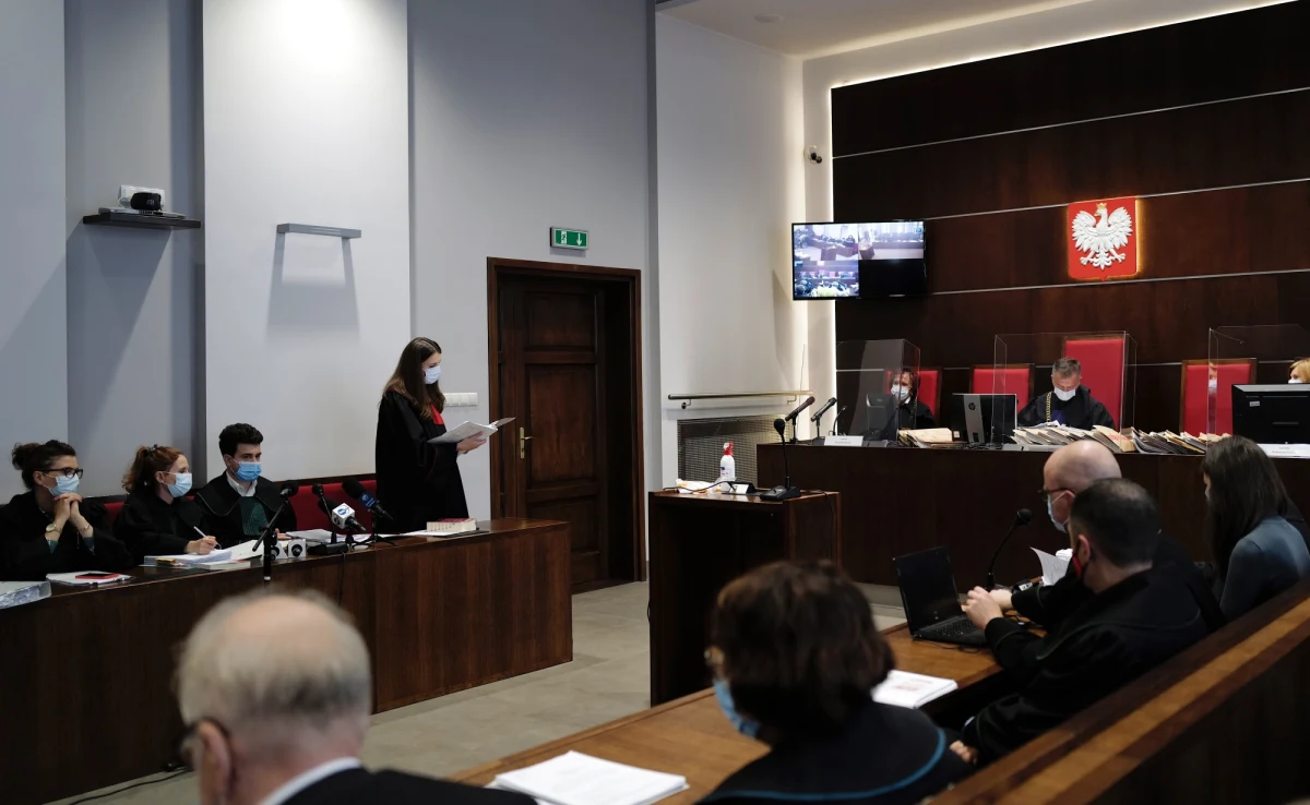 Przed Sądem Okręgowym w Bielsku-Białej ruszył proces w sprawie wybuchu gazu i zawalenia domu w Szczyrku. Do tragedii doszło w grudniu 2019 roku. Zginęło osiem osób, w tym czworo dzieci. Śledczy ustalili, że do eksplozji doszło w związku z pracami budowlanymi prowadzonymi pod drogą, przy której stał dom. Przewiercony został gazociąg. 