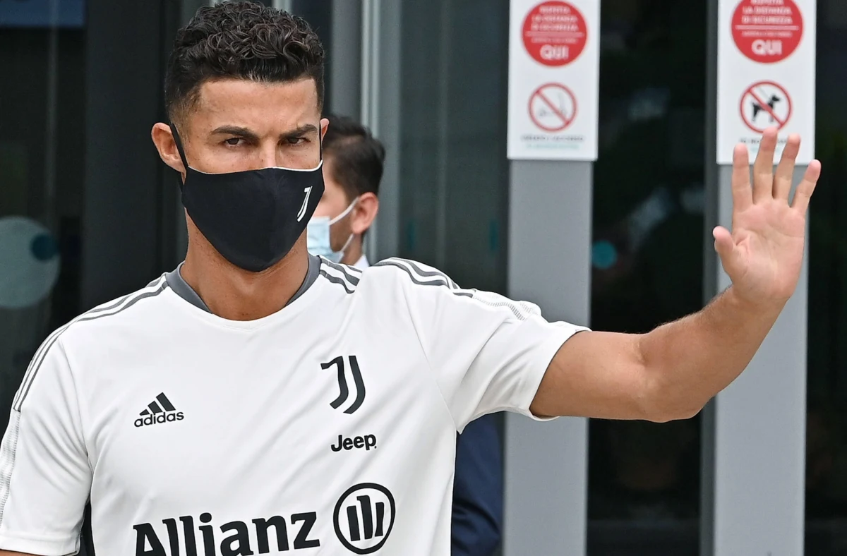 ​Cristiano Ronaldo oficjalnie został ponownie piłkarzem Manchesteru United - poinformował we wtorek angielski klub. Już w ubiegłym tygodniu "ManU" porozumiał się z Juventusem Turynem w kwestii pozyskania Portugalczyka, a w poniedziałek przeszedł on testy medyczne.

