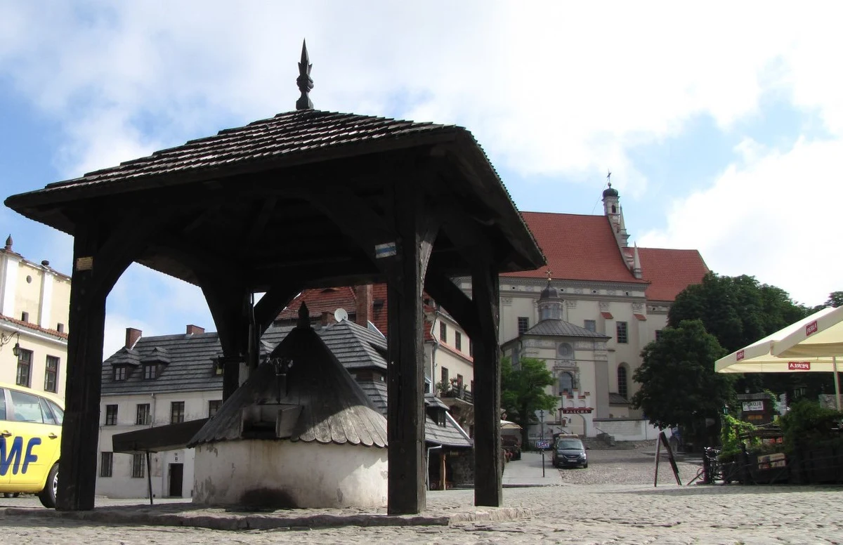 Kazimierska renesansowa studnia na Rynku będzie wyremontowana. Jest zgoda Lubelskiego Wojewódzkiego Konserwatora zabytków m.in. na oczyszczenie, pomalowanie i wymianę zniszczonych desek. Remont studni to oddolna inicjatywa mieszkańców.