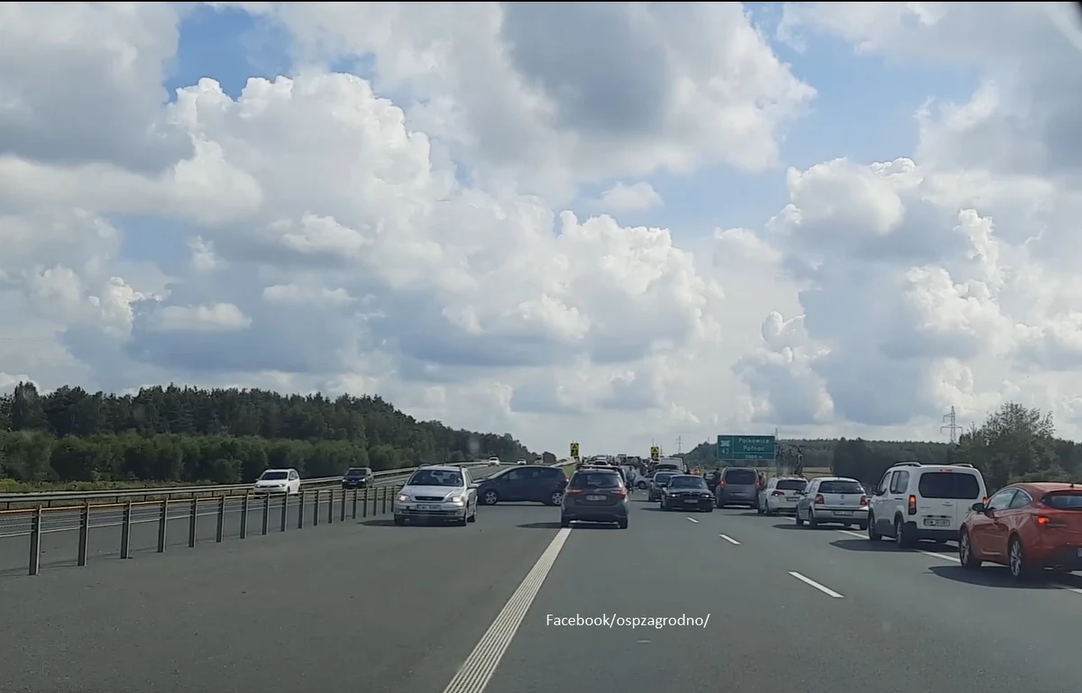 Strażacy z Ochotniczej Straży Pożarnej w Zagrodnie nagrali nieodpowiedzialne zachowanie części kierowców na drodze ekspresowej S3. Gdy służby próbowały dotrzeć na miejsce wypadku, grupa podróżujących utrudniała im pracę – kierowcy jechali pod prąd korytarzem życia. Sprawą zajmuje się policja. 