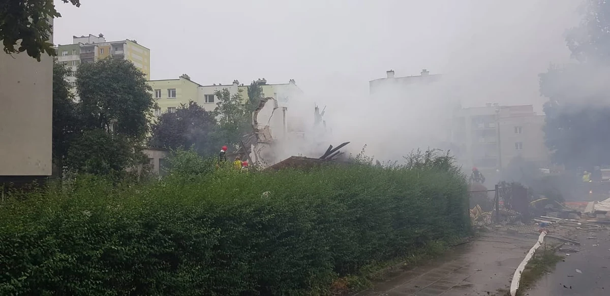 Do potężnej eksplozji doszło w domu jednorodzinnym przy ulicy Wybickiego w Toruniu. Budynek całkowicie się zawalił - przekazał reporterowi RMF FM rzecznik kujawsko-pomorskich strażaków Arkadiusz Piętak. Pożar został ugaszony, obecnie trwa rozbiórka obiektu. Na miejscu jest ciężki sprzęt. Na skutek wybuchu uszkodzone zostały co najmniej trzy inne budynki i kilka samochodów osobowych. Wciąż nie wiadomo, czy ktoś został poszkodowany.