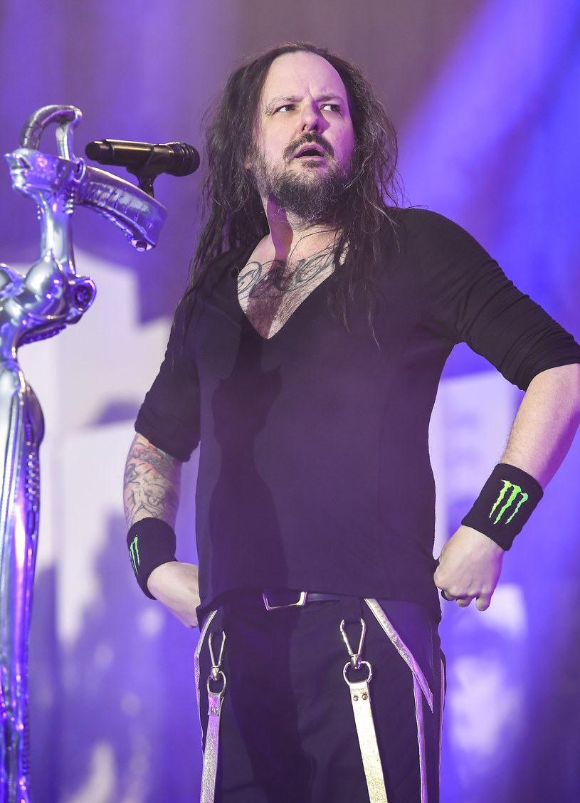 Wokalista zespołu Korn – Jonathan Davis – ma spore problemy z powrotem do formy po przechorowaniu COVID-19. Frontman grupy na koncertach podczas występu śpiewa na siedząco. Musi też wspierać się maską tlenową. 