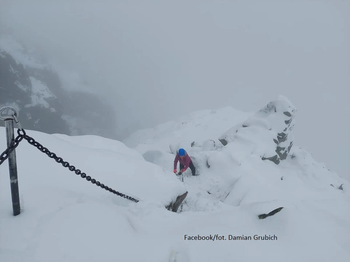 W Tatrach powyżej 1900 metrów nad poziomem morza leży śnieg. To znaczy, że na wszystkich wyższych szczytach jest już biało i warunki turystyczne są bardzo trudne.