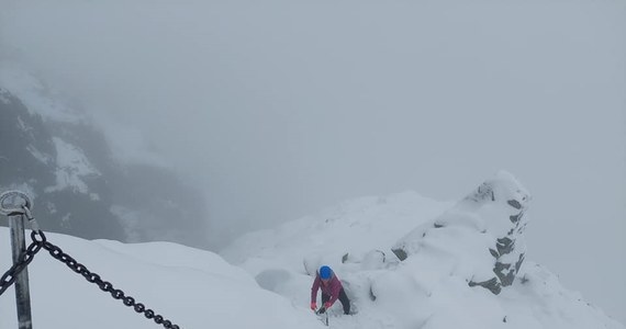 W Tatrach powyżej 1900 metrów nad poziomem morza leży śnieg. To znaczy, że na wszystkich wyższych szczytach jest już biało i warunki turystyczne są bardzo trudne.
