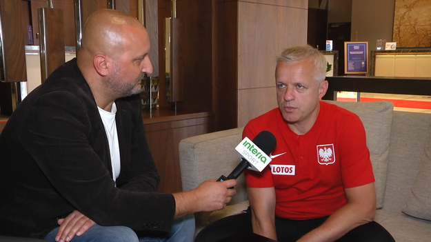 Piotr Zieliński przyjechał na zgrupowanie reprezentacji w nie w pełni sprawny. Po kontuzji mięśnia czworogłowego uda, po tym masywnym stłuczeniu ma bardzo spuchnięta nogę i obfity krwiak w mięśniu. Pracujemy z nim mocno na zgrupowaniu mając nadzieję, że zagra w jakimś z trzech najbliższych meczów - mówi Interii Jacek Jaroszewski, lekarz reprezentacji Polski.