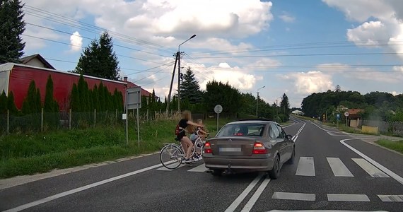 Kierowca opla, który w miejscowości Smogorzów (woj. świętokrzyskie), wyprzedzając na przejściu dla pieszych inny samochód, omal nie potrącił dwóch młodych rowerzystek, które – wbrew przepisom - przejeżdżały przez przejście.