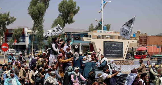 Afgańscy islamiści świętowali ostateczne wycofanie z kraju sił USA. "Pokonaliśmy supermocarstwo" - skandowali uzbrojeni mężczyźni w Kandaharze - mateczniku talibów. "To nasze wspólne zwycięstwo" - oznajmił rzecznik talibów Zabihullah Mudżahid w Kabulu.