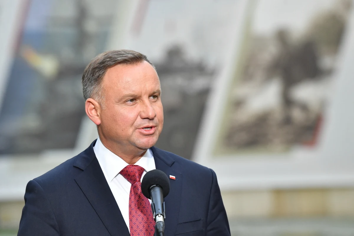 Prezydent Andrzej Duda zapewnił, że analizuje rozporządzenie Rady Ministrów o wprowadzeniu stanu wyjątkowego na pograniczu polsko-białoruskim. Polityk na spotkaniu z mediami wprost nie powiedział jednak, jaka będzie jego decyzja, ale zastrzegł, że podejmie ją w najbliższym czasie. "Mam nadzieję, że kiedy decyzja zostanie przeze mnie podjęta (...) to spotka się ona z przychylnością polskiego Sejmu" - przyznał polityk. 