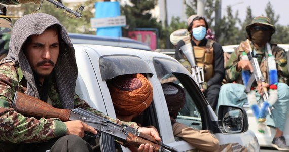 Amerykańscy wojskowi w Kabulu zawarli tajne porozumienie z talibami, w ramach którego islamiści odeskortowali na lotnisko w Kabulu setki obywateli USA – podaje telewizja CNN. Ponadto, ponad tysiąc Amerykanów ewakuowano przy pomocy jednostek specjalnych.