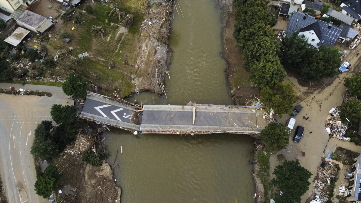 Naukowcy przeprowadzili badania, z których wynika, że ulewy, powodzie i inne groźne zjawiska pogodowe w Europie Zachodniej i Środkowej będą coraz częstsze i intensywniejsze. Wszystko przez postępujące zmiany klimatu spowodowane przez człowieka. "Nauka była tego pewna od lat - i tak jest i teraz. Potrzeba inwestycji, infrastruktura powinna stać "klimatoodporna", by ograniczyć ofiary w ludziach i koszty” – wskazują uczeni. 