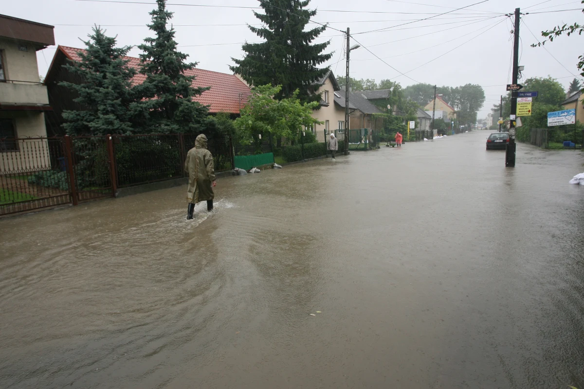 Spiętrzenie wody na potoku Malinówka na granicy Wieliczki i Krakowa ma uchronić dzielnicę Bieżanów przed nadmiernym spływem wody opadowej. "W ten sposób ma powstać sztuczny polder" - mówi w rozmowie z RMF FM wiceprezydent Krakowa Andrzej Kulig, który wieczorem brał udział w posiedzeniu sztabu kryzysowego.
