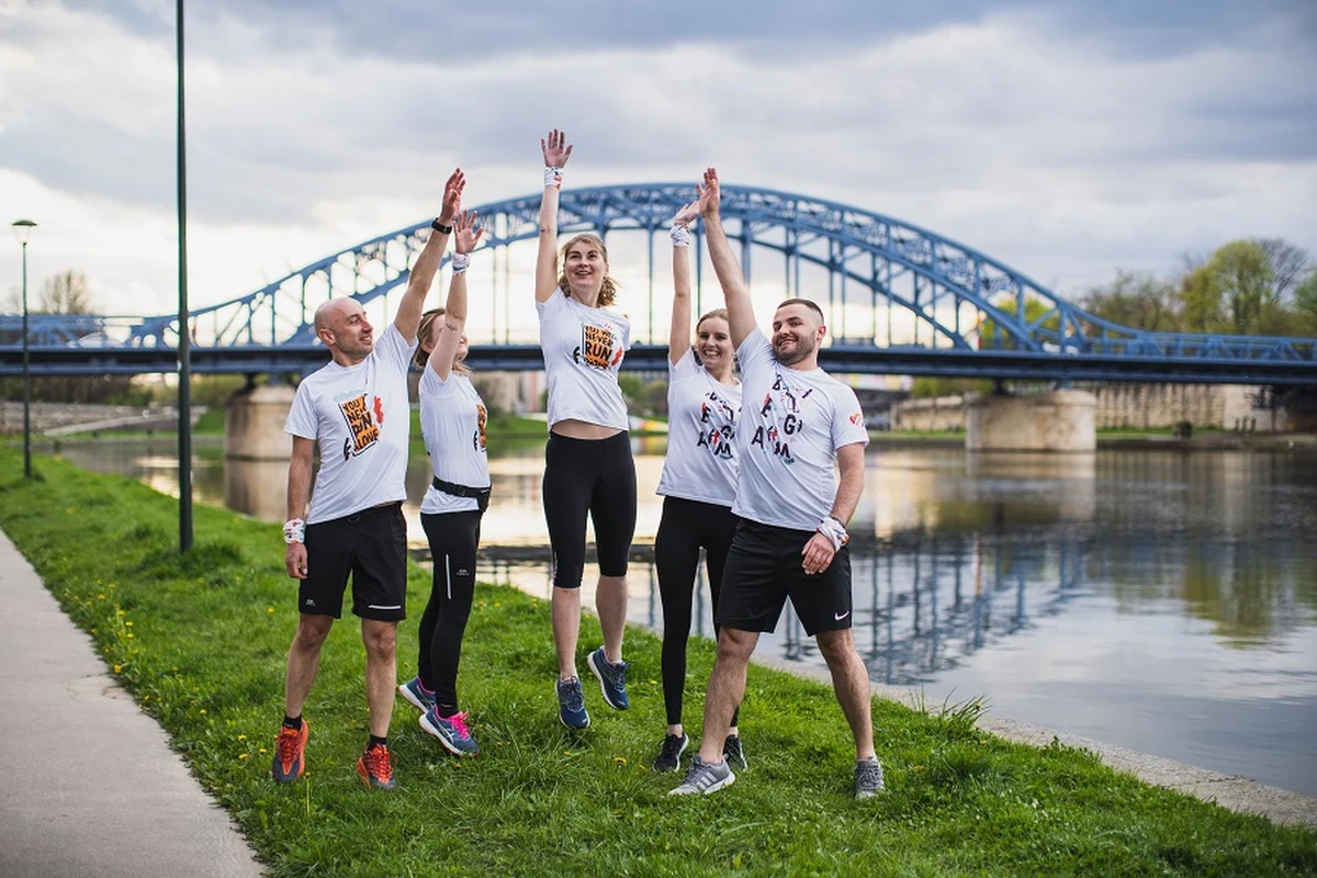 Jubileuszowa edycja charytatywnej sztafety Poland Business Run już w najbliższą niedzielę, 5 września. Zawody, tak jak w ubiegłym roku, odbędą się w bezpiecznej formule wirtualnej. Każdy z 28,5 tys. zapisanych biegaczy pokona dystans 4 km w dowolnie wybranym przez siebie miejscu, a uzyskany wynik prześle za pomocą strony internetowej organizatora lub aplikacji.