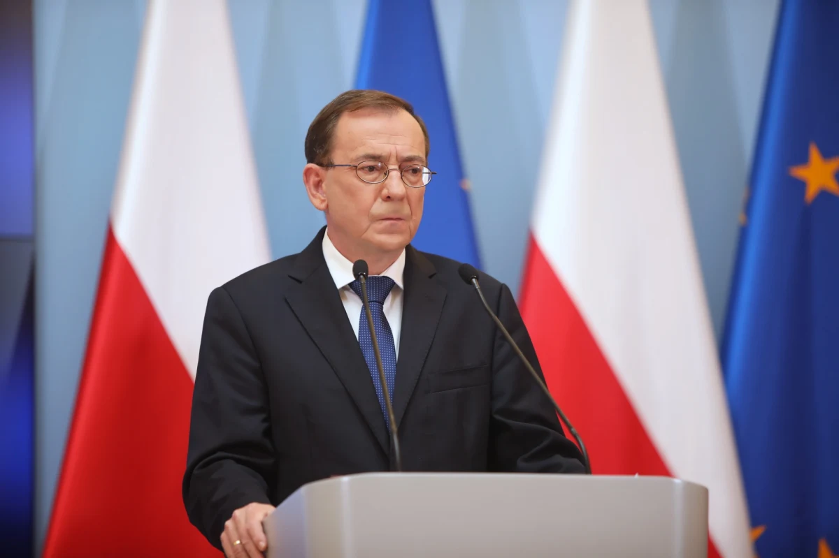 Decyzja o wprowadzeniu stanu wyjątkowego formalnie jeszcze nie zapadła. Spodziewamy się, że prezydent podejmie taką decyzję w najbliższych godzinach - powiedział szef Ministerstwa Spraw Wewnętrznych i Administracji Mariusz Kamiński. Nakazy i zakazy w minimalnym stopniu mają dotyczyć mieszkańców nadgranicznych miejscowości.