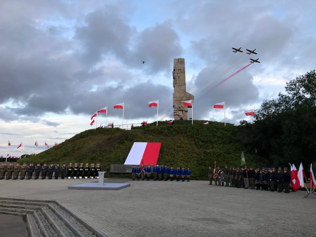 Na gdańskim Westerplatte rozpoczęły się nad ranem obchody 82. rocznicy wybuchu II wojny światowej. W uroczystościach udział bierze m.in. premier Mateusz Morawiecki. "Naszym obowiązkiem jest to, aby przypominać światu o faktach historycznych" - mówił minister obrony narodowej Mariusz Błaszczak. 