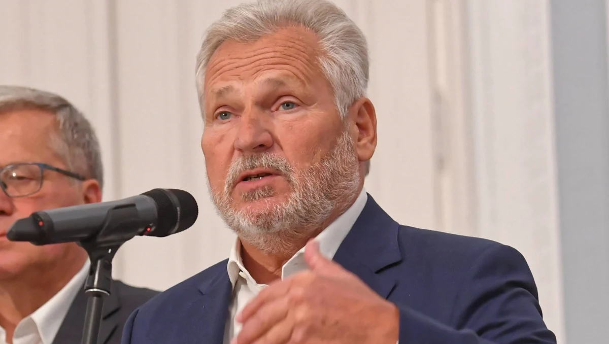 To co politycznie robi rząd - czyli stawianie na ochronę granic i konieczność rozmów w Unii Europejskiej jest słuszne. Humanitarnie oceniam te działania jako bezduszne - powiedział w wywiadzie dla środowego "Super Expressu" były prezydent Aleksander Kwaśniewski.