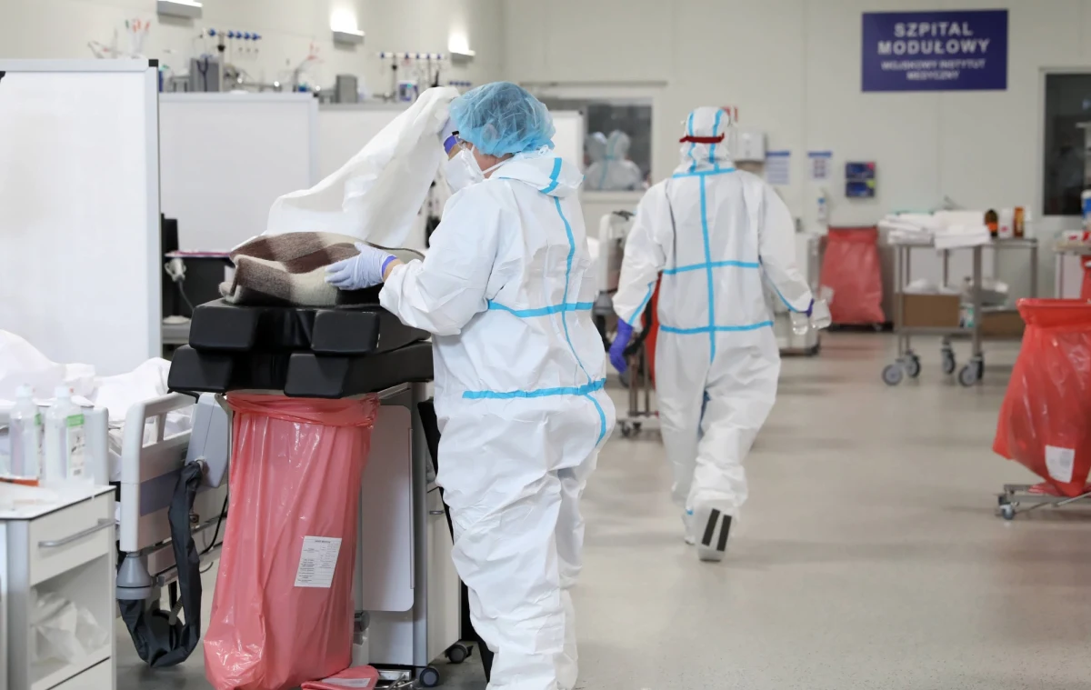 366 nowych zakażeń koronawirusem wykryto w Polsce minionej doby – poinformowało Ministerstwo Zdrowia. Zmarło 13 osób – najwięcej od połowy lipca. ​