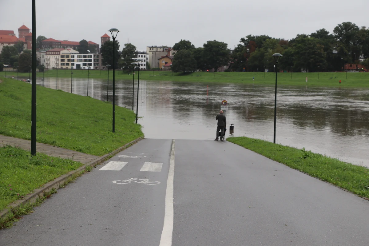 "Ziemia w Krakowie jest już tak namoknięta, że nie przyjmie więcej wody" - alarmują małopolskie służby. Tymczasem poziom wody w Wiśle wciąż rośnie. Zalana jest część bulwarów. W stolicy Małopolski obowiązuje pogotowie przeciwpowodziowe. Wody przybiera również w innych małopolskich rzekach. Możliwe są ewakuacje w gminach dorzecza Soły.