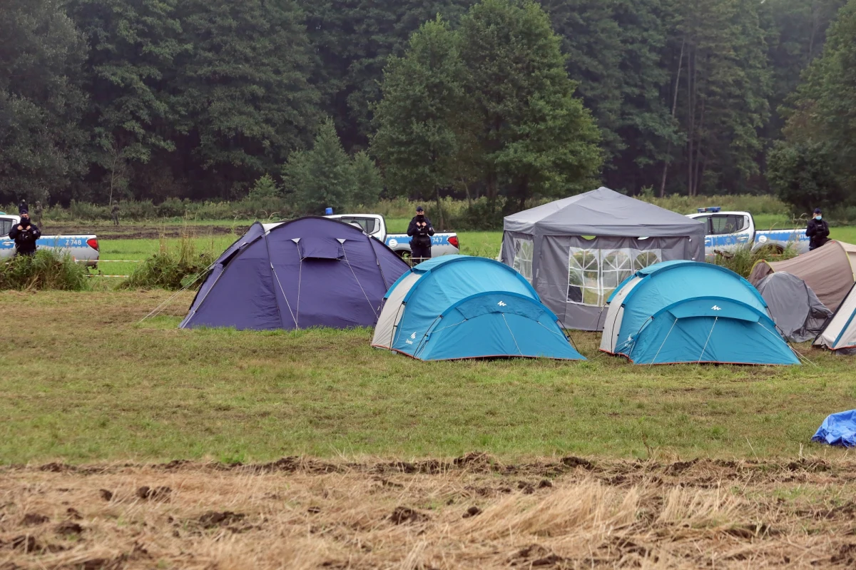 Tylko w sierpniu straż graniczna odnotowała 3,5 tysiąca nielegalnych prób wejścia do Polski z terenu Białorusi. Dla porównania w całym 2020 roku takich prób było niewiele ponad sto, a dwa lata temu zaledwie kilkanaście. To m.in. przez tak dużą falę uchodźców na terenach przygranicznych ma zostać wprowadzony stan wyjątkowy.