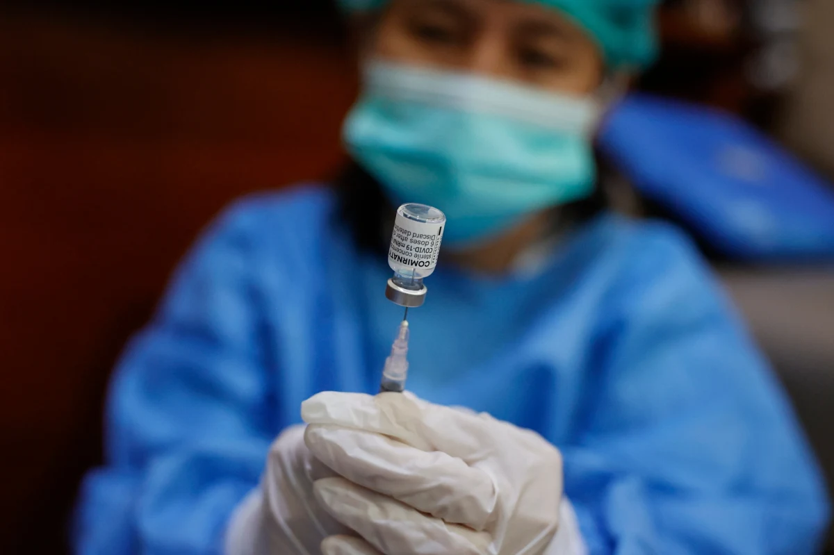 Pacjenci z przewlekłymi problemami z odpornością jeszcze nie mogą zgłaszać się na podanie trzeciej dawki szczepionki przeciwko koronawirusowi. Nie ma wciąż decyzji resortu zdrowia w tej sprawie. Komunikat będzie opublikowany dziś lub jutro - zapewnia minister Adam Niedzielski. 