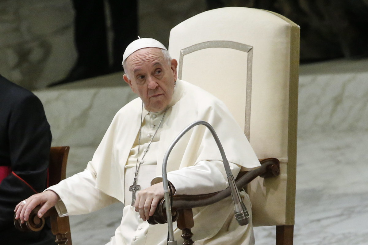 "Nigdy nie przyszło mi do głowy, by podać się do dymisji" - powiedział papież Franciszek hiszpańskiemu radiu katolickiemu Cope. 
