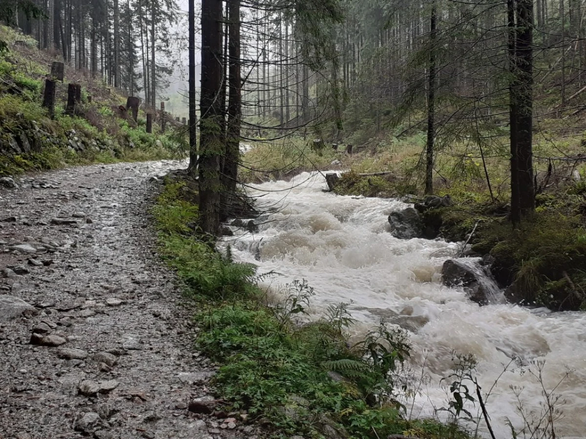 Uwaga turyści! Wiele szlaków w Tatrach jest zalanych wodą. Wezbrane potoki zatopiły również te trasy najbardziej uczęszczane przez turystów.