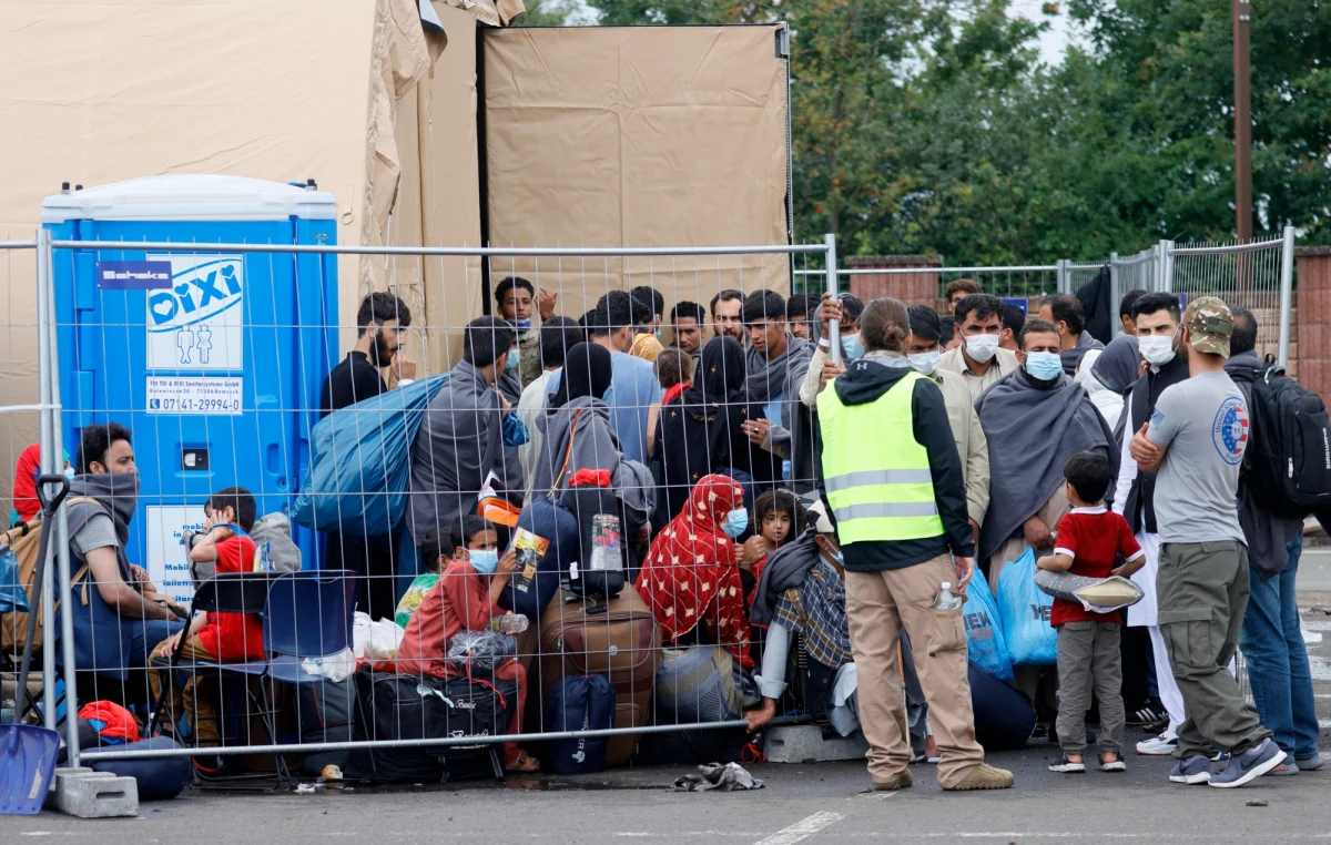 Setki tysięcy cywili ewakuowanych z Afganistanu: dzieci, kobiety i mężczyźni. Tak wygląda teraz największa w Europie amerykańska baza lotnicza Ramstein w Niemczech. Baza przygotowana była na przyjęcie 10 tysięcy osób, jednak bardzo szybko się zapełniła. „Byliśmy już maksymalnie wypełnieni, a wciąż napływali do nas nowi ludzie” – relacjonuje CNN Joshua Olson, dowódca 86. Skrzydła Transportu Powietrznego i dowódca w bazie lotniczej Ramstein. Jak dodaje, był zmuszony zamknąć część bazy, żeby przybywający uchodźcy nie zostawali na zewnątrz. „Na dworze pada i jest tylko 10 stopni. Nie mogę w takich warunkach ich zostawić. Zwłaszcza dzieci” – mówił. 