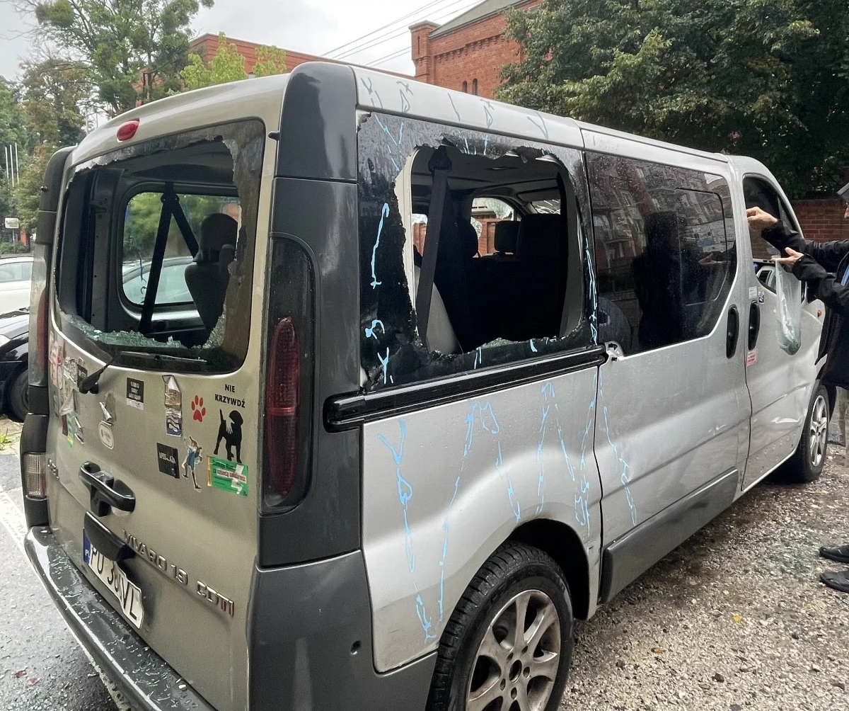 Policjanci z Poznania zatrzymali wandala, który kilka dni temu na ulicy Ułańskiej uszkodził samochód należący do kobiety prowadzącej placówkę opiekuńczo-wychowawczą typu rodzinnego. 26-latkowi za popełnione przestępstwo grozi do 5 lat więzienia.