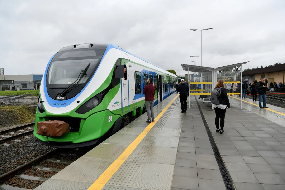 Po 12 latach przerwy pociągi wróciły w środę na trasę Dębica-Mielec na Podkarpaciu. Koszt remontu ponad 32-kilometrowego odcinka torów wyniósł ponad 240 mln zł. Inwestycja była dofinansowana z funduszy unijnych.