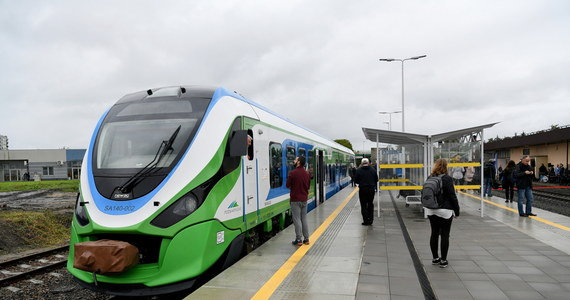 Po 12 latach przerwy pociągi wróciły w środę na trasę Dębica-Mielec na Podkarpaciu. Koszt remontu ponad 32-kilometrowego odcinka torów wyniósł ponad 240 mln zł. Inwestycja była dofinansowana z funduszy unijnych.