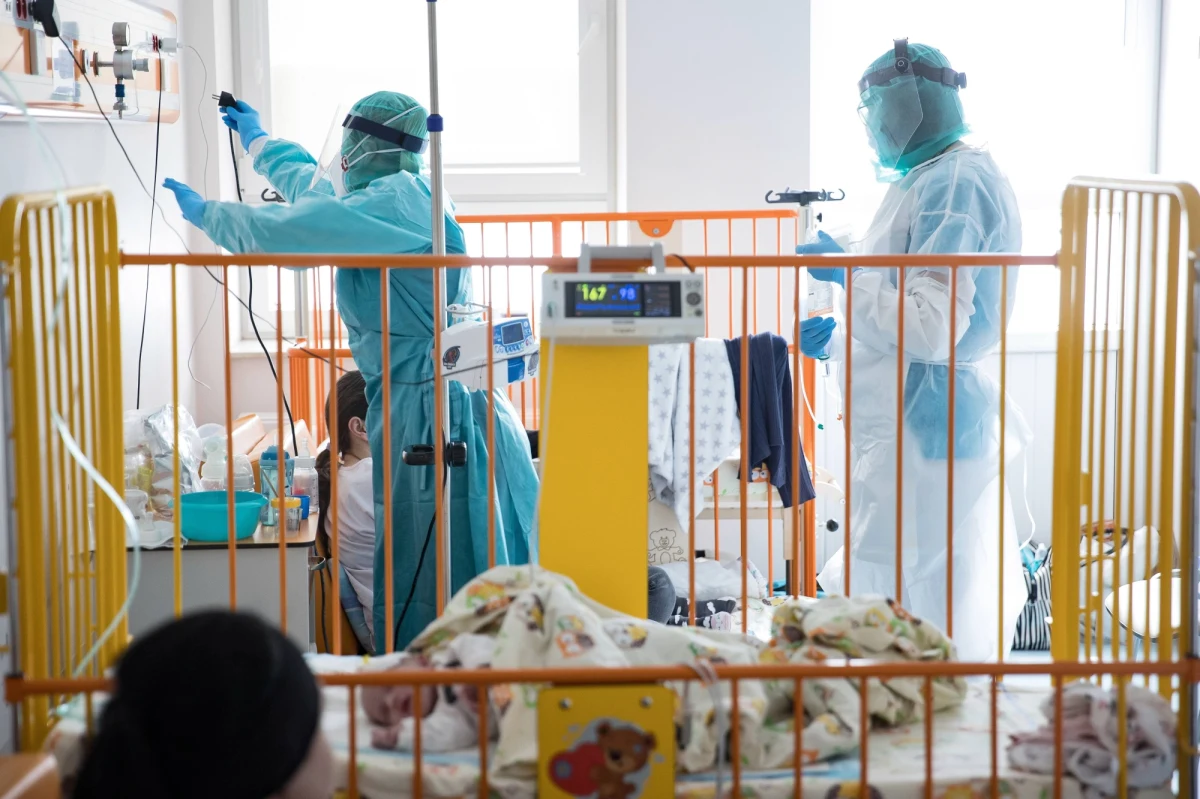 Naukowcy bliżej rozwiązania zagadki PIMS, pediatrycznego wieloukładowego zespołu zapalnego, które bywa u dzieci groźnym powikłaniem zakażenia koronawirusem. Badacze z Smidt Heart Institute at Cedars-Sinai i Martin Luther University Halle-Wittenberg potwierdzają na łamach czasopisma "Journal of Clinical Investigation", że choroba ma podłoże autoimmunologiczne i informują o znalezieniu biomerkerów, których obecność we krwi może pomóc przewidzieć, u którego dziecka PIMS się pojawi.