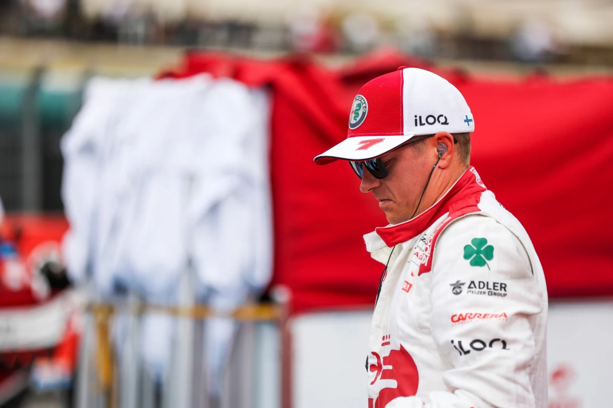 Słynny kierowca Formuły 1 Kimi Raikkonen (Alfa Romeo Racing Orlen) ogłosił, że za kilka tygodni, po sezonie 2021, zakończy karierę. Fin jest obecnie najstarszym kierowcą w stawce - w październiku będzie obchodzić 42. urodziny. Debiutował w tej prestiżowej rywalizacji 20 lat temu.