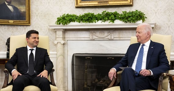 Stany Zjednoczone będą silnie wspierać suwerenność Ukrainy w obliczu rosyjskiej agresji - powiedział prezydent Joe Biden na początku spotkania z prezydentem Ukrainy Wołodymyrem Zełenskim w Białym Domu. Dodał, że USA wspierają też "euroatlantyckie aspiracje" Kijowa.