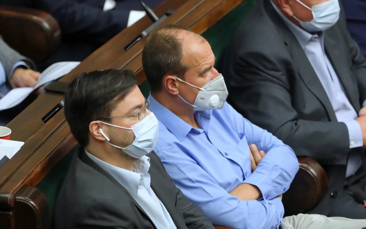 Zagrożenie zewnętrzne to bardzo poważna sprawa, której bym nie bagatelizował, ale decyzję ws. poparcia stanu wyjątkowego podejmę po debacie w Sejmie - powiedział PAP lider Kukiz'15-Demokracja Bezpośrednia Paweł Kukiz.