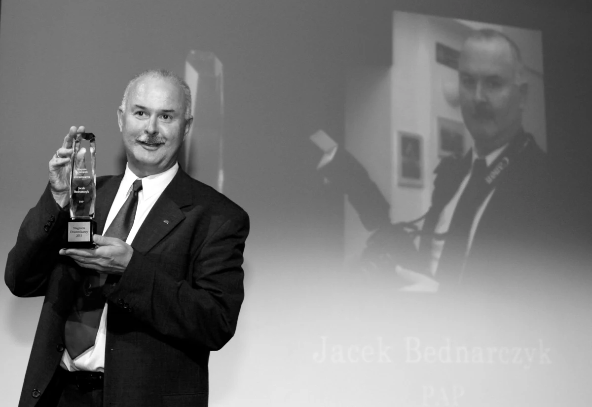 Wieczorem w wieku 59 lat zmarł Jacek Bednarczyk – wieloletni fotoreporter Polskiej Agencji Prasowej, z którą był związany przez 30 lat. Rejestrował życie Krakowa i Małopolski, a przede wszystkim wydarzenia kulturalne, które były jego pasją.