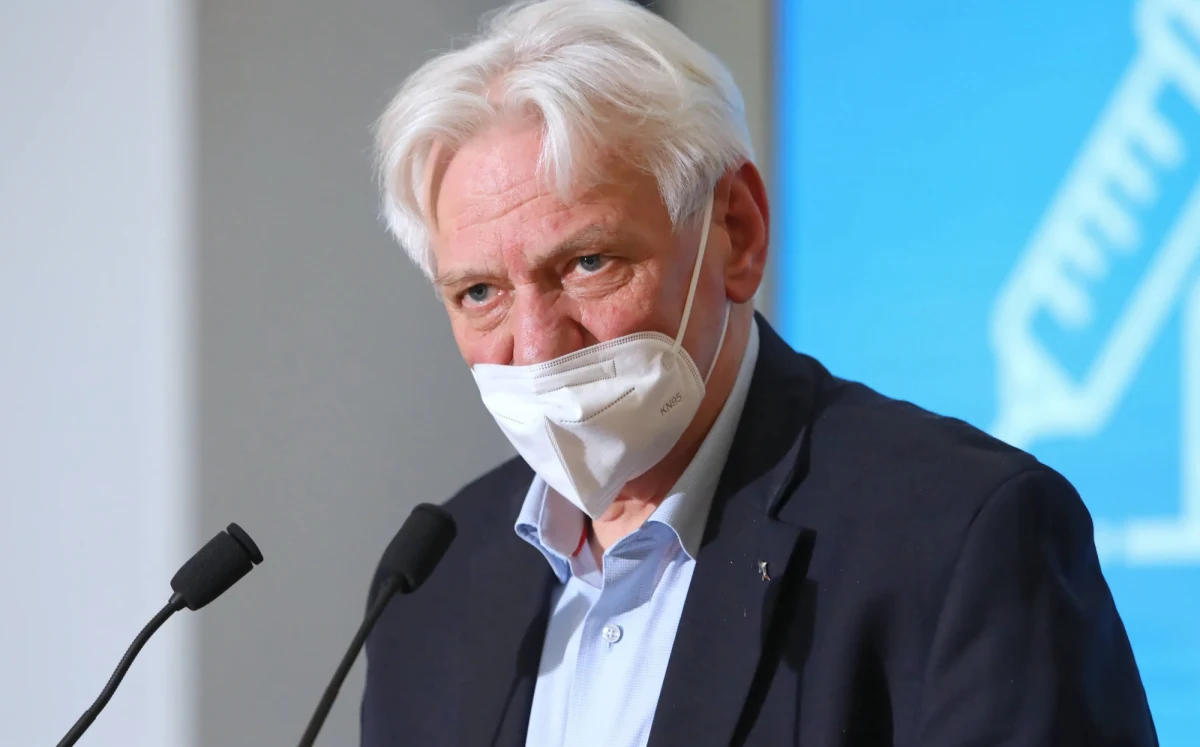 Nawet w przypadku czwartej fali nie ma powodu do lockdownu, należy jednak przestrzegać zasad dystansu społecznego i noszenia masek - zalecił w czwartek prof. Andrzej Horban, główny doradca Prezesa Rady Ministrów do spraw Covid-19.