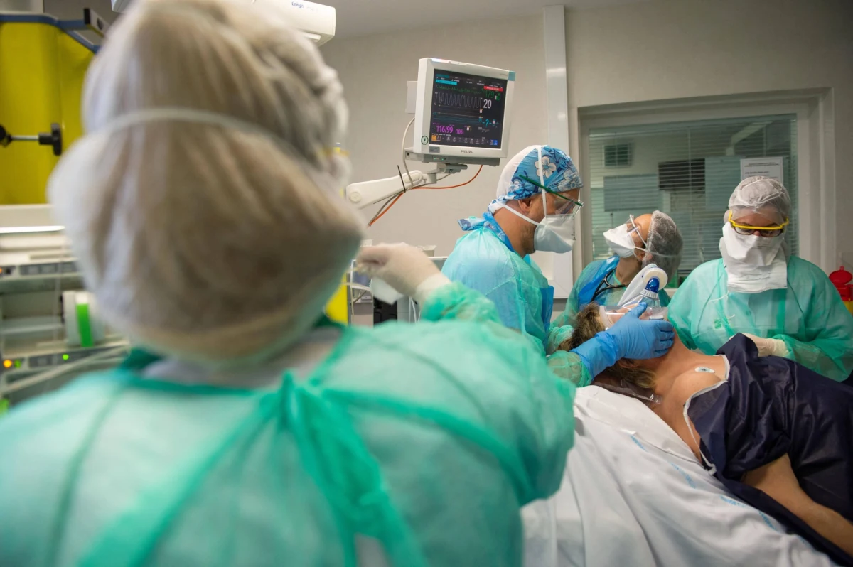 Ministerstwo Zdrowia poinformowało o 390 nowych zakażeniach koronawirusem. Zmarło 7 chorujących z Covid-19. 