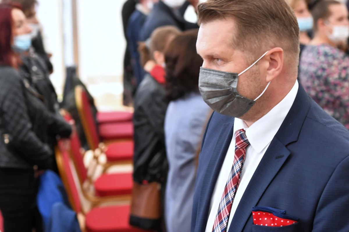 Ministerstwo Edukacji i Nauki, pod kierownictwem Przemysława Czarnka, zachęca szkoły do udziału w przedsięwzięciu "Poznaj Polskę", w którym można otrzymać do 80 proc. dofinansowania do wycieczek. W wykazie punktów edukacyjnych polecanych do odwiedzenia są błędy merytoryczne. Na przykład zaznaczono, że we Fromborku znajduje się zamek, który fizycznie jest w Lidzbarku Warmińskim.