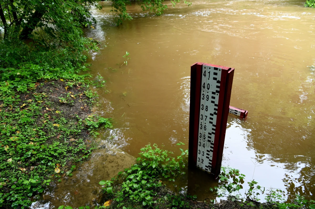 Po zaniku opadów obniżyły się poziomy wód w rzekach na południu województwa śląskiego. Z danych IMiGW wynika, że dziś rano nigdzie nie były już przekroczone stany alarmowe. Na wodowskazach wyraźny był trend malejący.